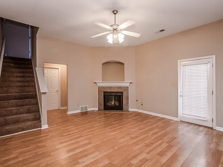 1513 Pemberton Ln — Photo 2