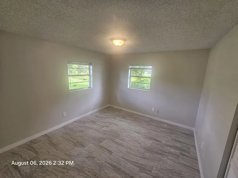 2572 Seneca Ave — Photo 8