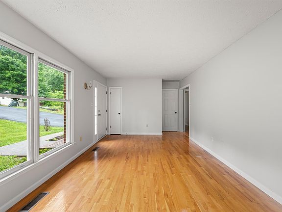 5th image of 103 Springvale Dr