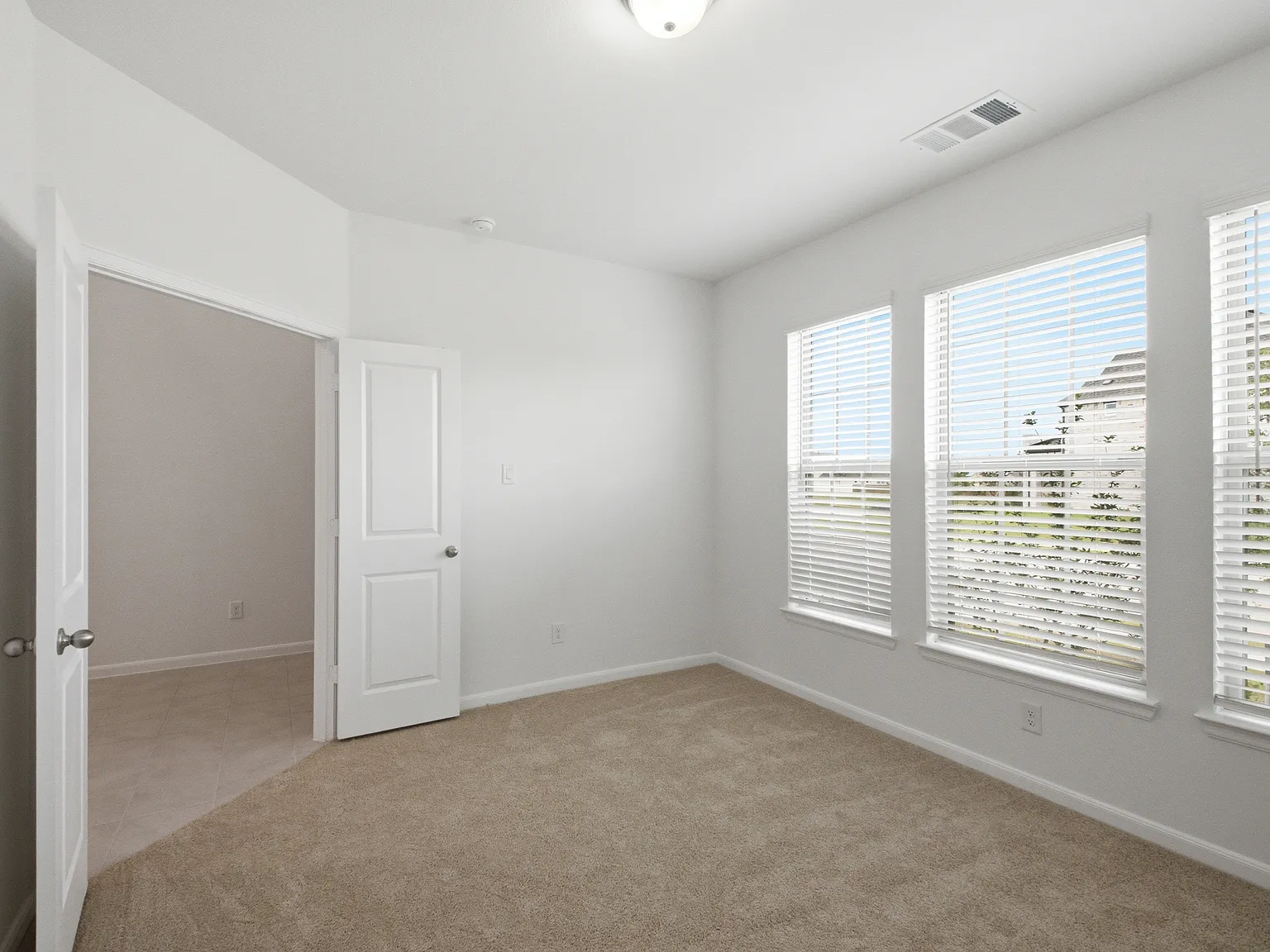 6 bed, 3538 sqft, $3,395 — Photo 4