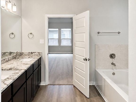 5th image of 40621 Guillemont Ln