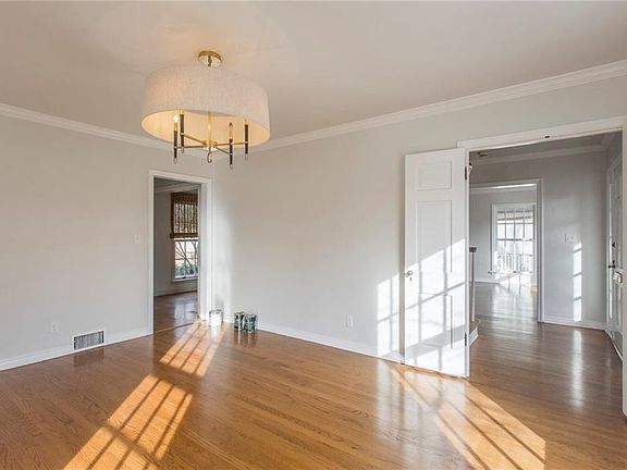 5th image of 555 NW 38th St