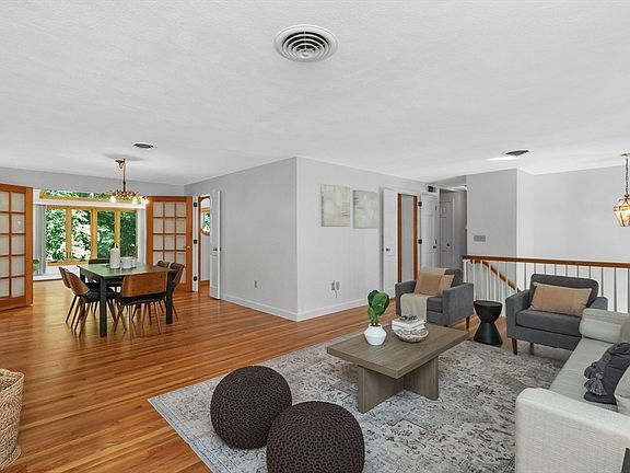5th image of 20 Village Cir