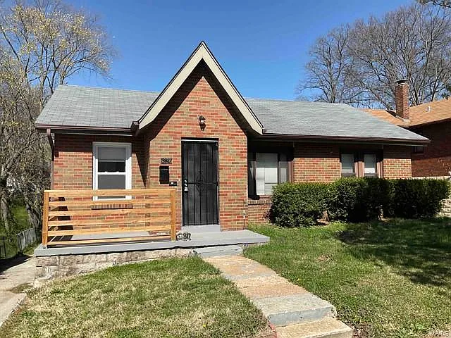 3817 Oakridge Blvd photo 1
