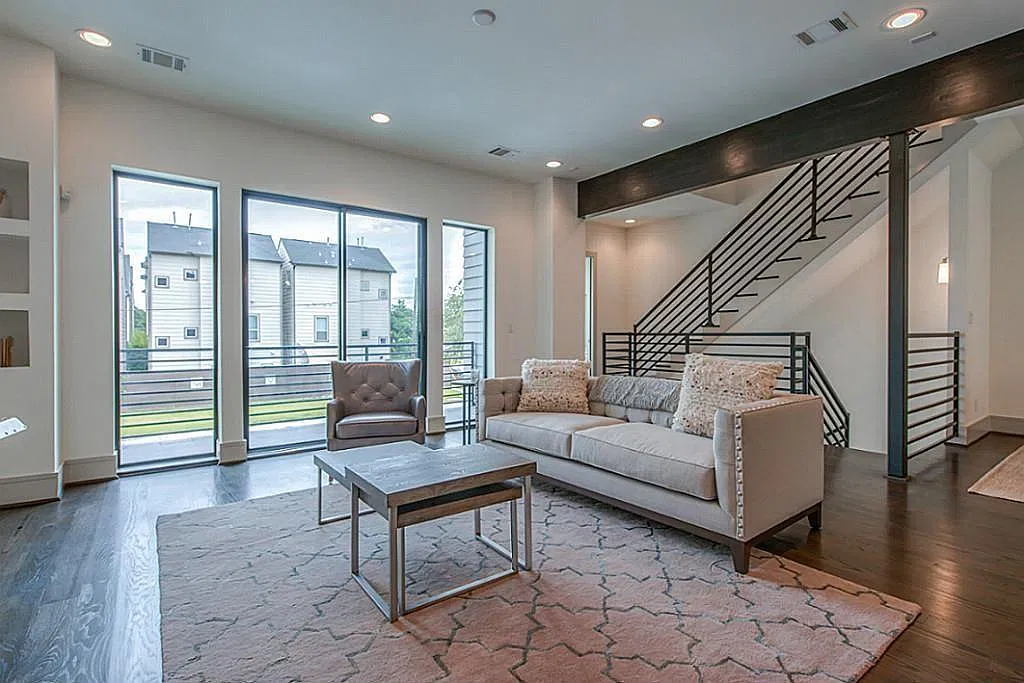 3 bed, 3.5 bath, 2319 sqft, $3,000 — Photo 3