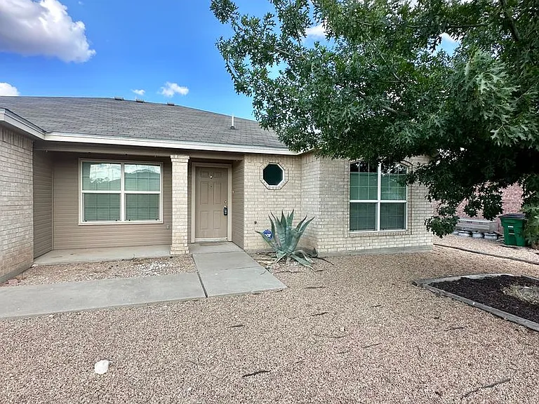 1206 Elmo Ln — Photo 2