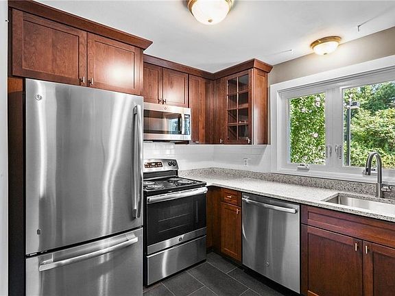 4th image of 21 Sterling Dr APT 12