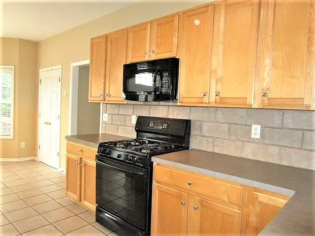 2420 Queensboro Ln — Photo 4