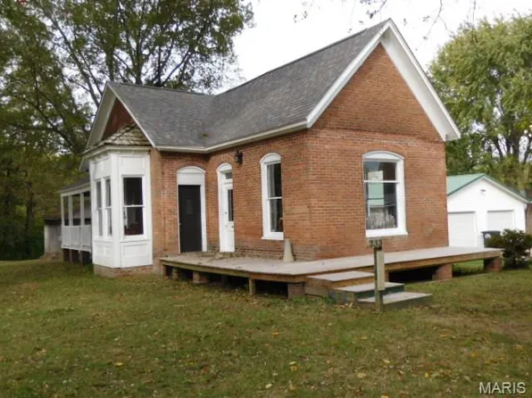 233 S Eagan St, Kinmundy, IL 62854