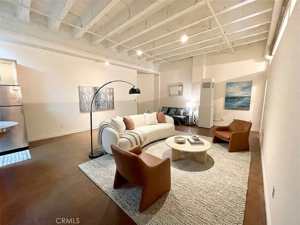 2 bed, 940 sqft, $2,000 — Photo 1