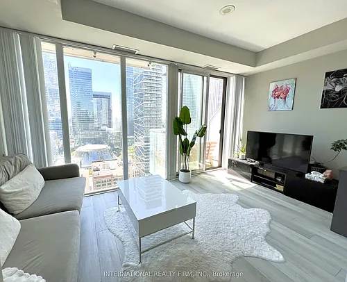 126 Simcoe St Photo 1