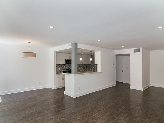3rd image of 725 S Barrington Ave APT 103