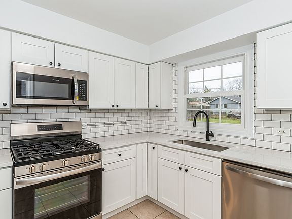 3rd image of 1029 Crescent Ct