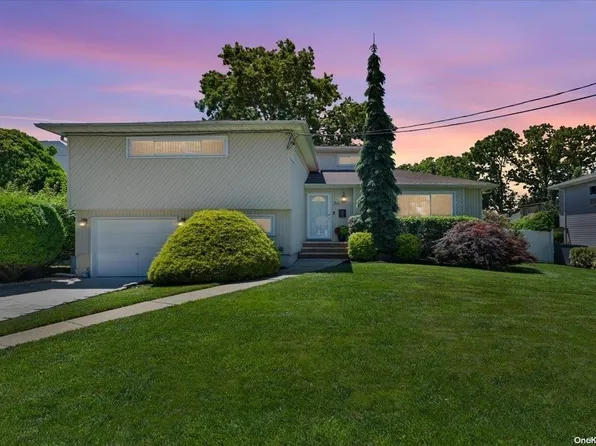 212 Walker Street, Massapequa Park, NY 11762