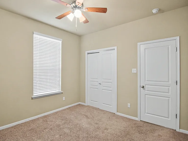 410 Stonehouse Ln — Photo 17
