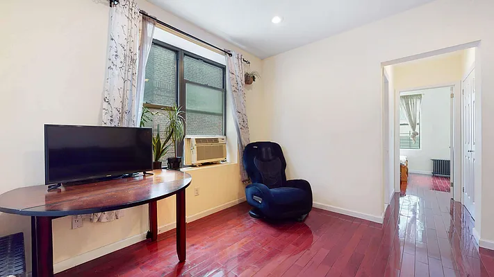 Sold by Bizzarro Agency | media 5