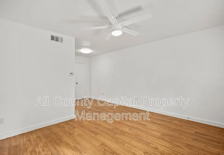 502 W 35th St #105 — Photo 11
