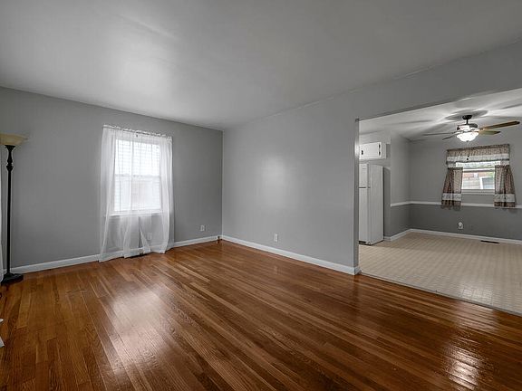 3rd image of 829 Carneal Rd