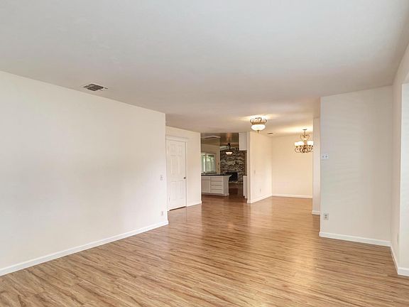 3rd image of 3432 Grant Park Dr