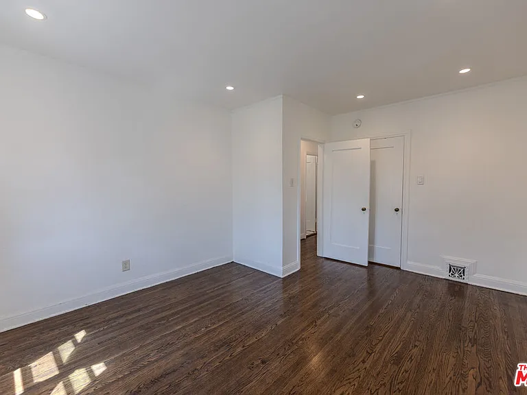 1067 S Sycamore Ave — Photo 49