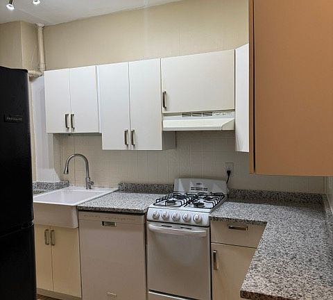 Updated lighting and new granite countertops!