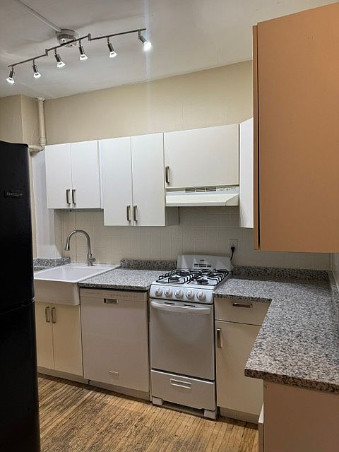 Updated lighting and new granite countertops!