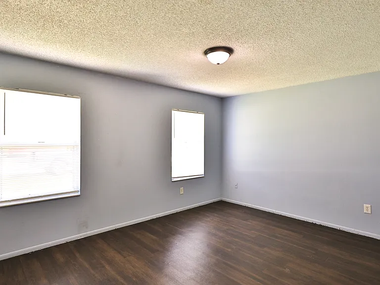 1404 Dexter Dr N — Photo 14