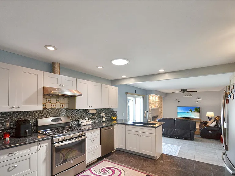 37653 Longacre Dr — Photo 6
