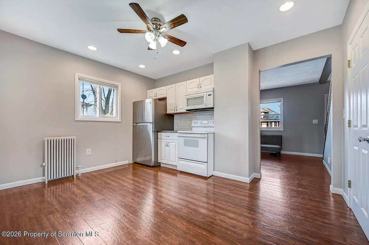 2 bed, 1.0 bath, 858 sqft, $1,495 — Photo 2