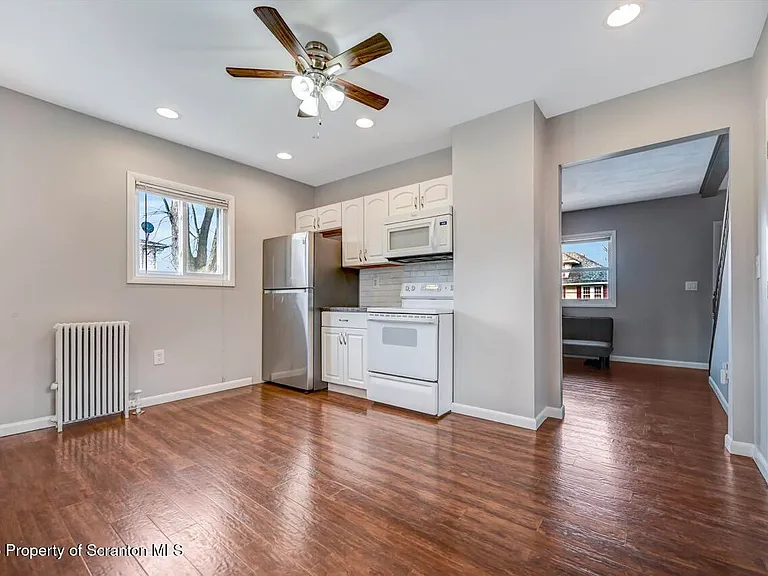 2725 Cedar Ave — Photo 2
