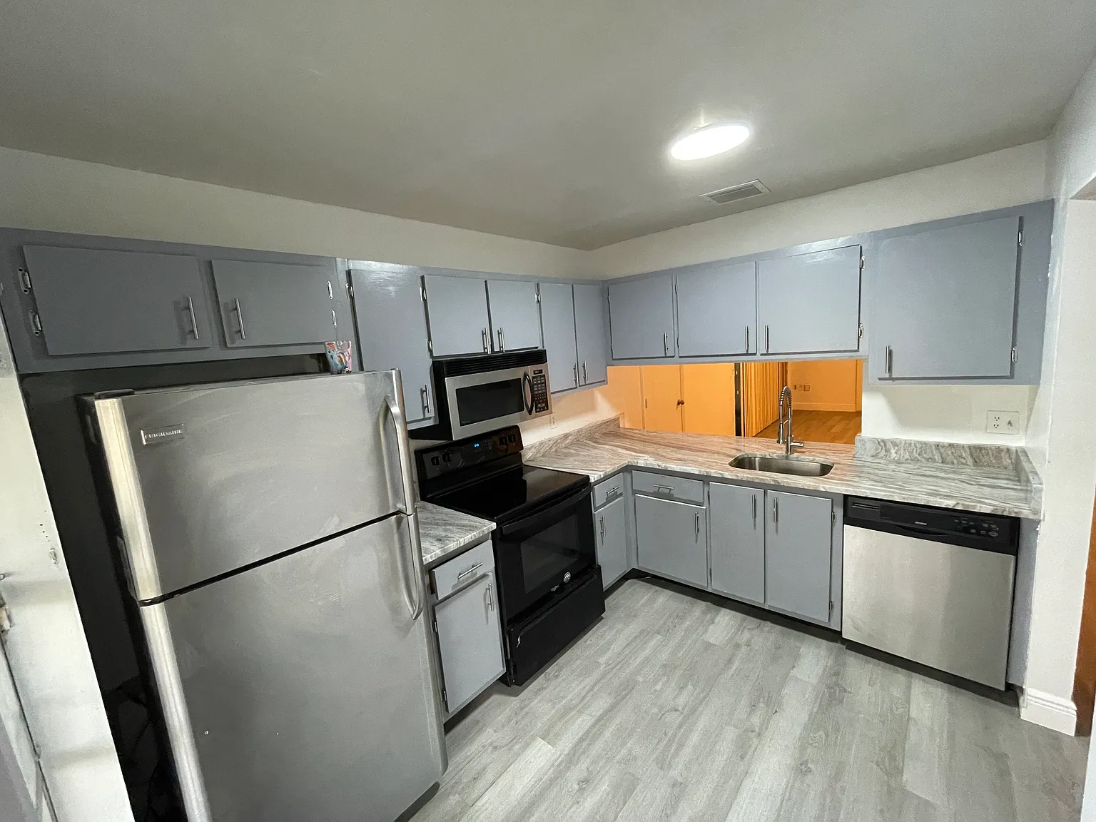 3 bed, 917 sqft, $1,800 — Photo 1