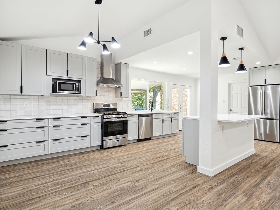 Vaulted ceilings / natural light.
