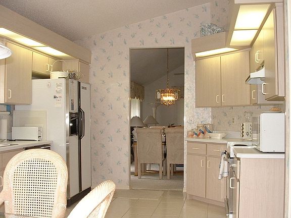 Kitchen w/Lots of Cabinets