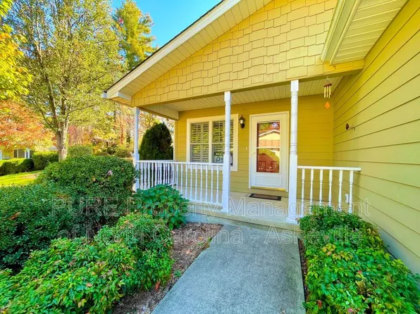 15 Spring Village Ln, Hendersonville, NC 28739