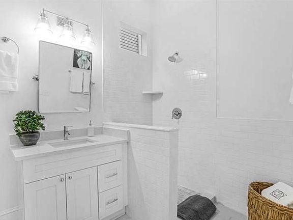 3rd image of 8610 Apricot St #1