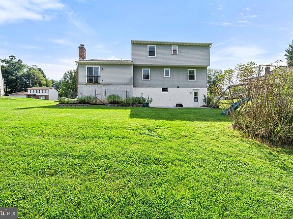 5th image of 1947 Gardenia St