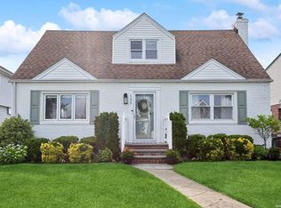 155 Whitehall Rd S, Garden City South, NY 11530