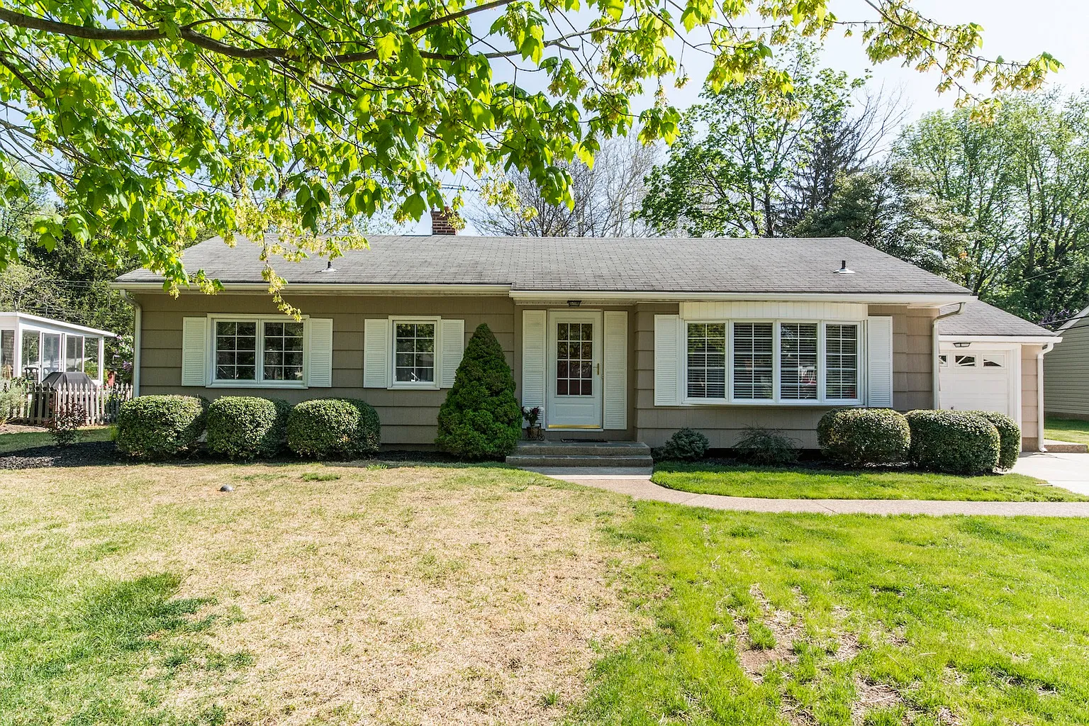 96 Manor Ln E photo 1