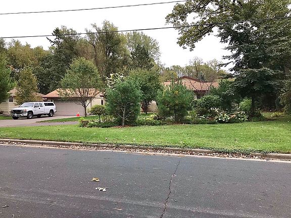 3rd image of 90 Kingsview Ln N