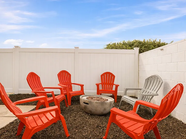 1105 W Berkeley Ct — Photo 28