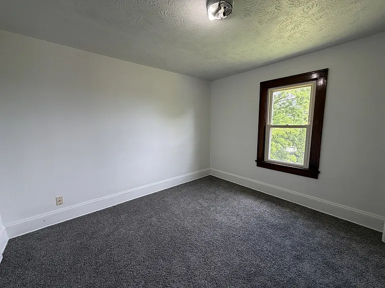 640 Grover Ave — Photo 8
