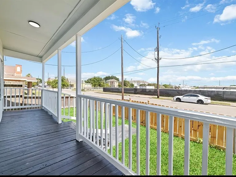 2714 Avenue L — Photo 3