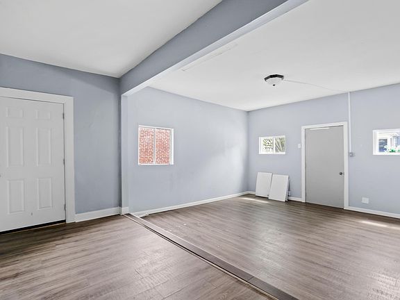 4th image of 556 E Whittier St #558