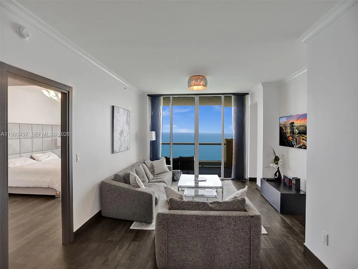 Building Photo - 17875 Collins Ave #3005