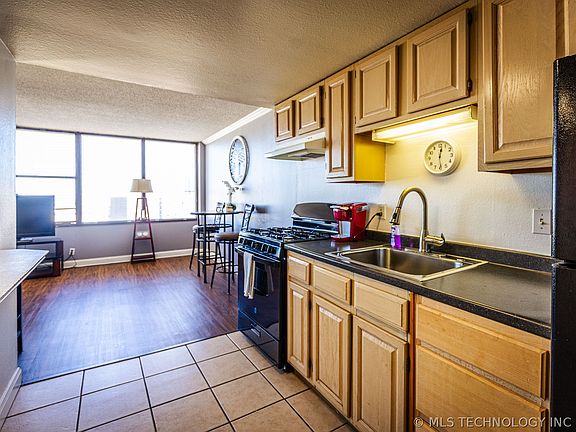 5th image of 450 W 7th St APT 1601