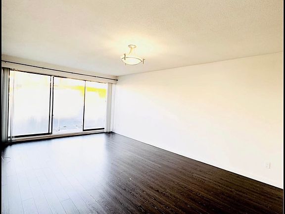 5th image of 15158 Royal Ave #403