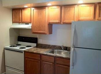 5th image of 256 Lyndhurst Pl APT 1