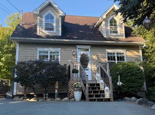 48 Pond St, Mahone Bay, NS B0J 2E0