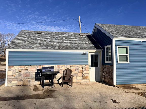 3rd image of 303 Lakeshore Dr