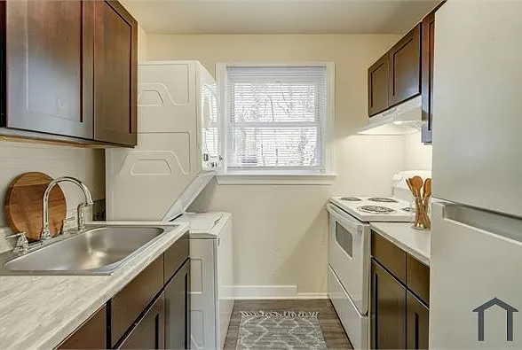 1517 Halifax St — Photo 2